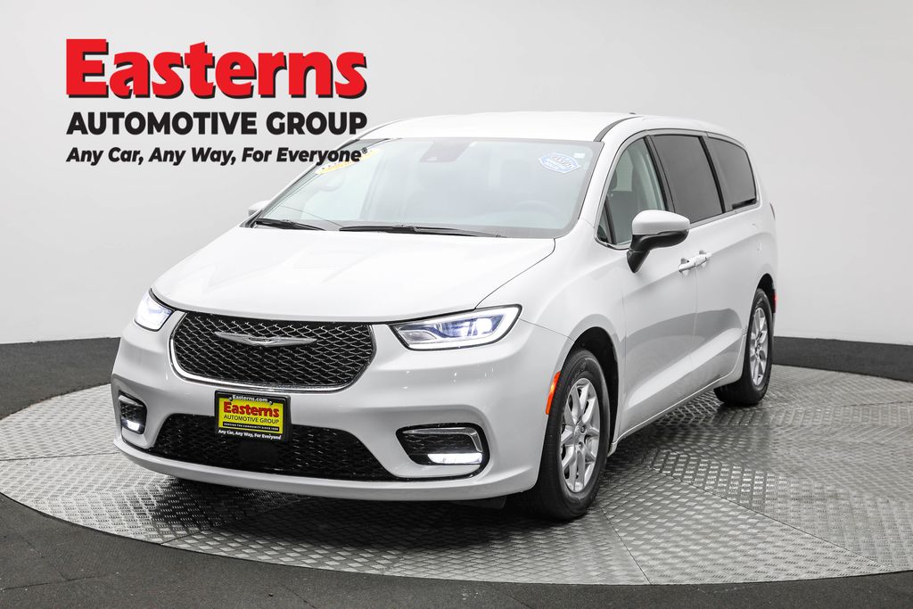 2023 Chrysler Pacifica Touring L's photo