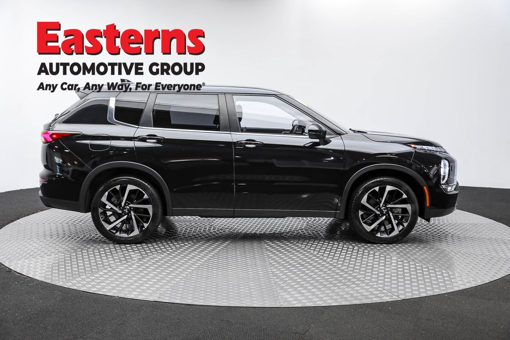 2023 Mitsubishi Outlander SE photo 4
