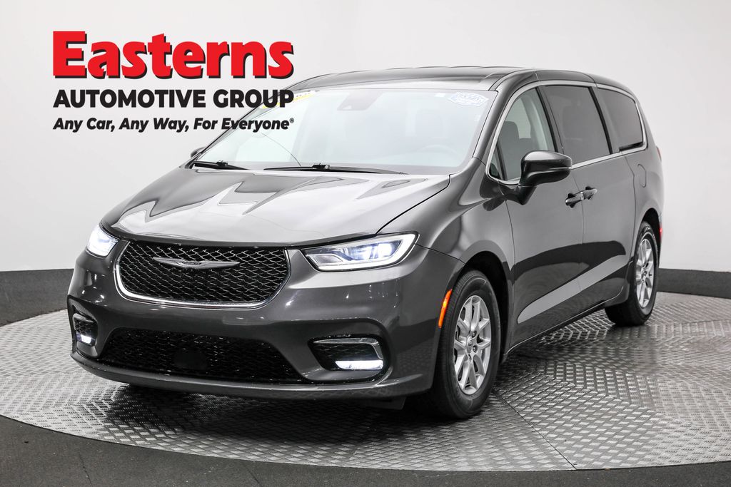 2023 Chrysler Pacifica Touring L's photo