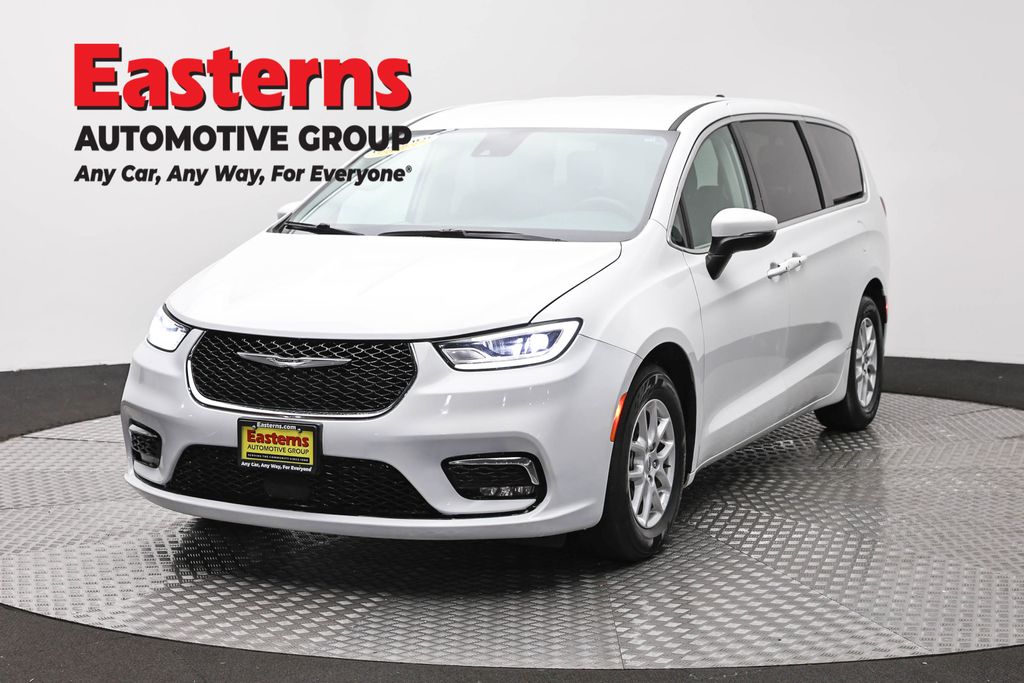 2023 Chrysler Pacifica Touring L's photo