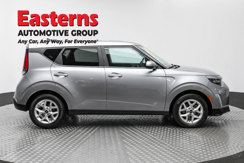 2024 Kia Soul LX photo 2