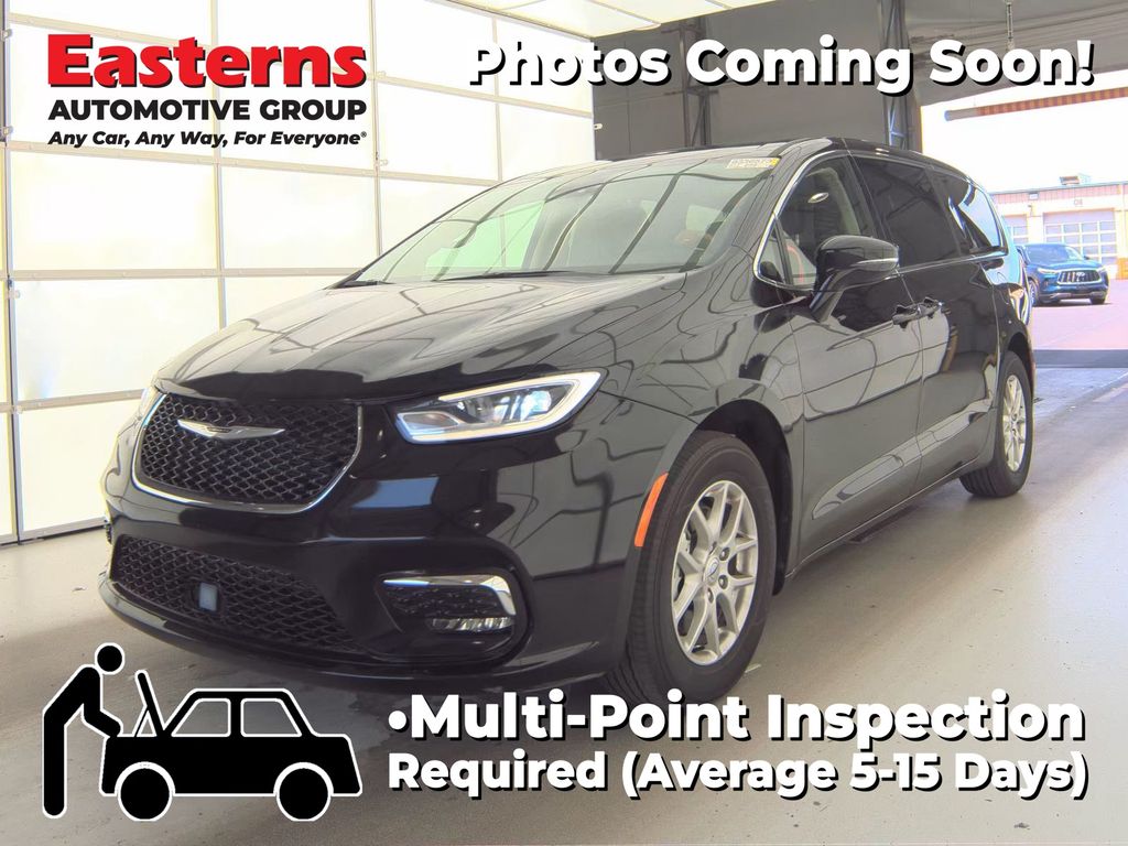 2024 Chrysler Pacifica Touring L's photo
