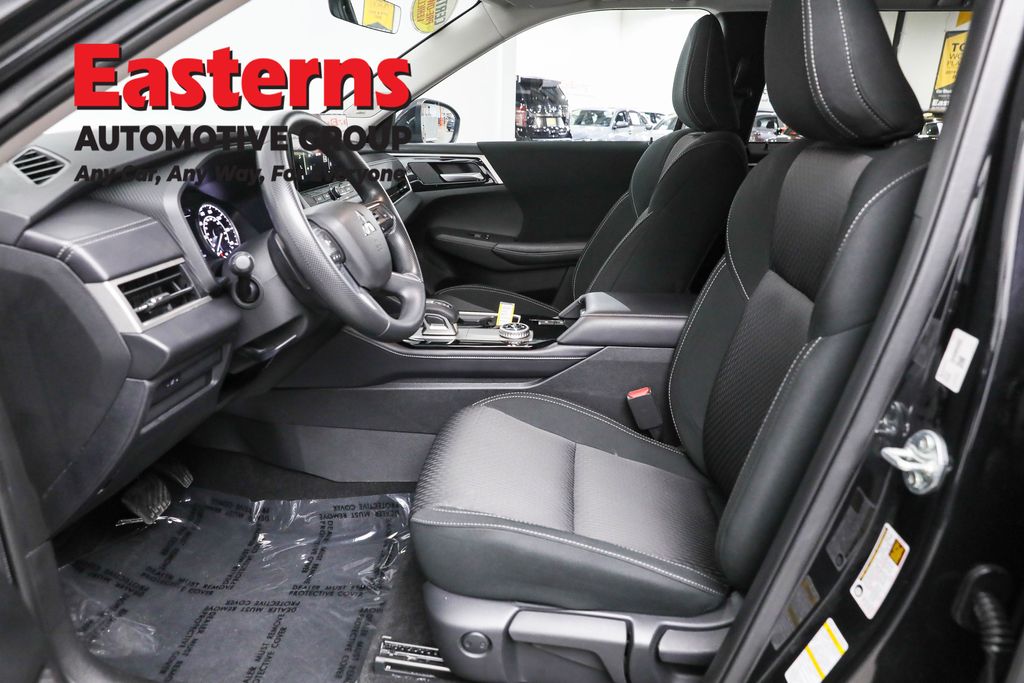 2025 Mitsubishi Outlander ES