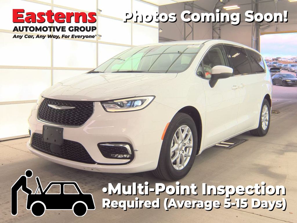 2023 Chrysler Pacifica Touring L's photo