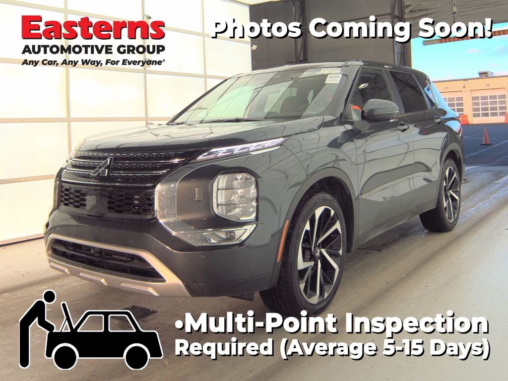 2024 Mitsubishi Outlander SE's photo