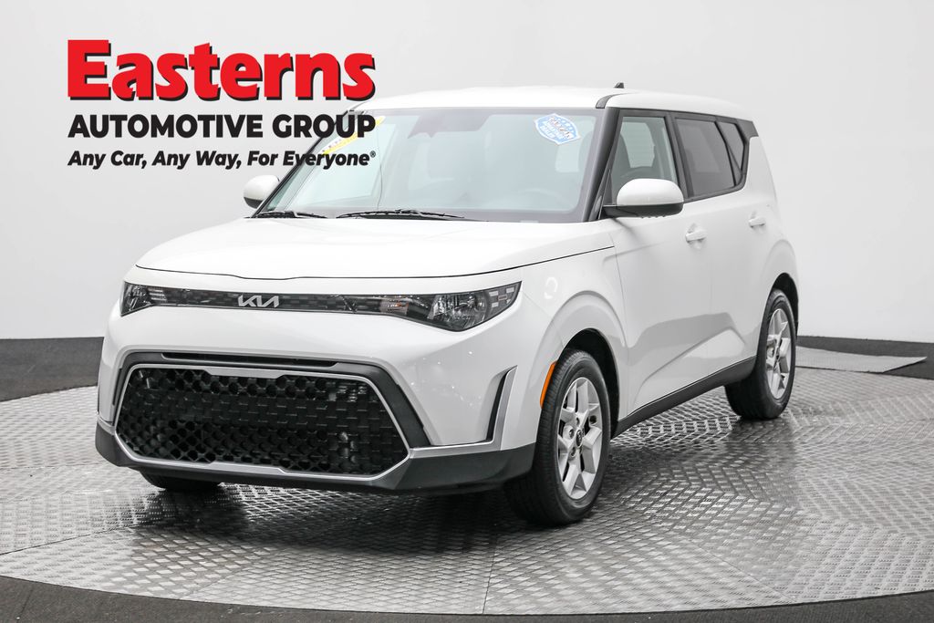 2023 Kia Soul LX's photo