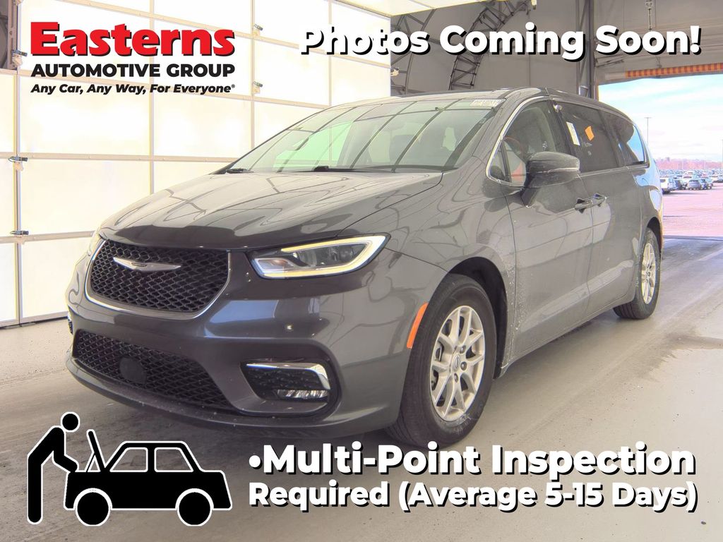 2023 Chrysler Pacifica Touring L's photo