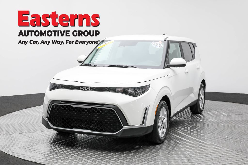 2023 Kia Soul LX's photo