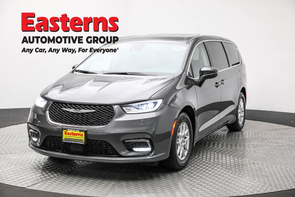 2023 Chrysler Pacifica Touring L's photo