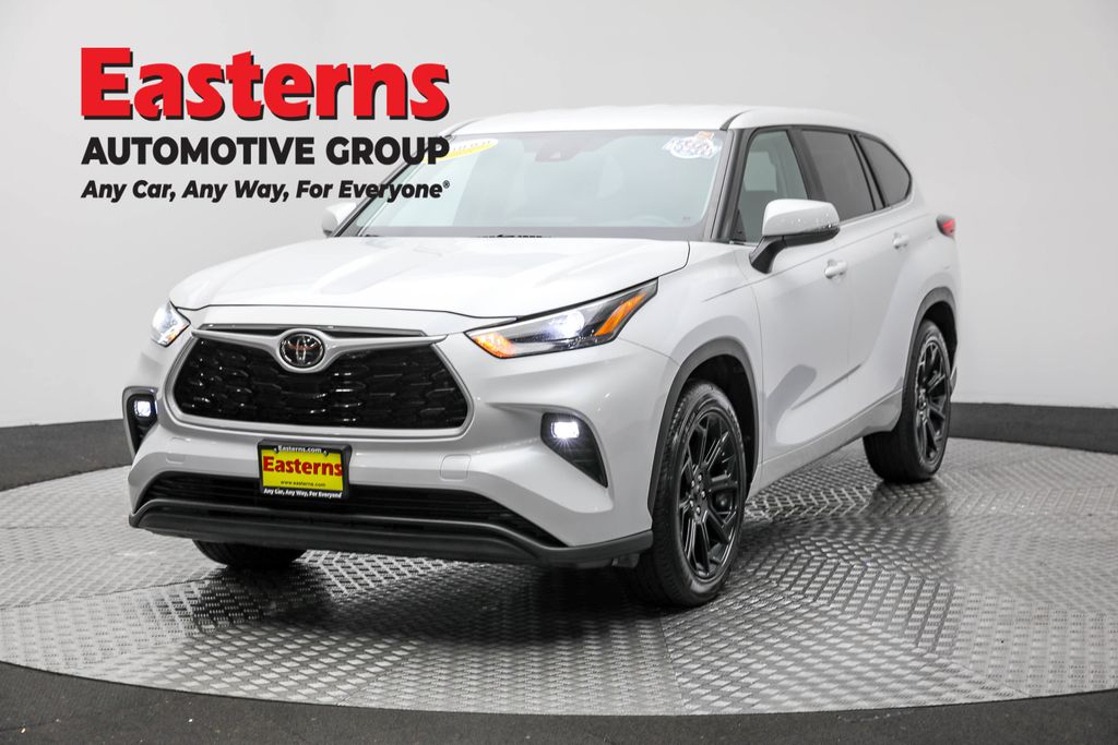 2023 Toyota Highlander LE's photo