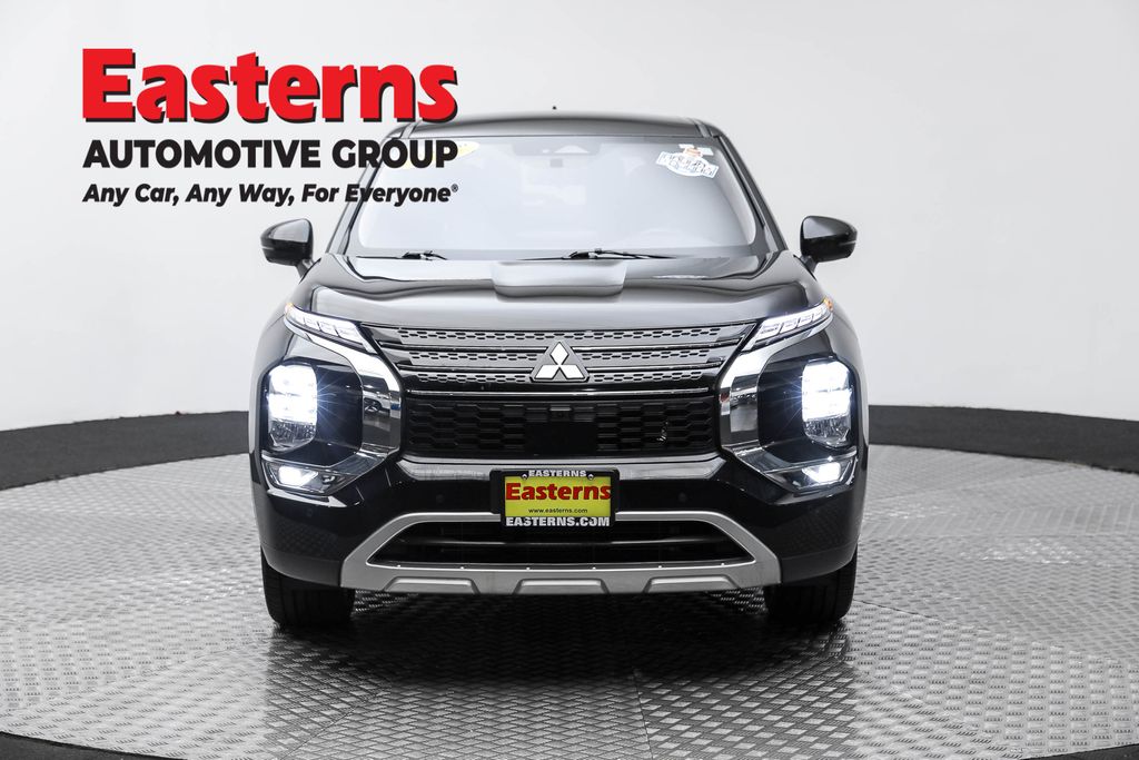 2023 Mitsubishi Outlander SE photo 2