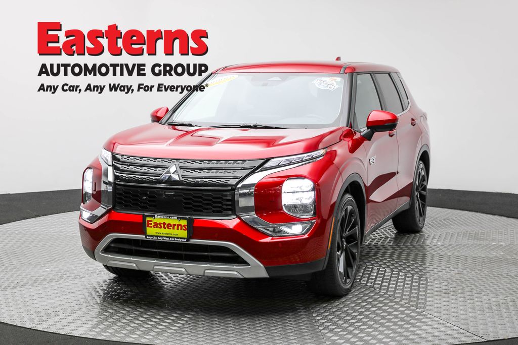 2023 Mitsubishi Outlander Plug-In Hybrid SE's photo