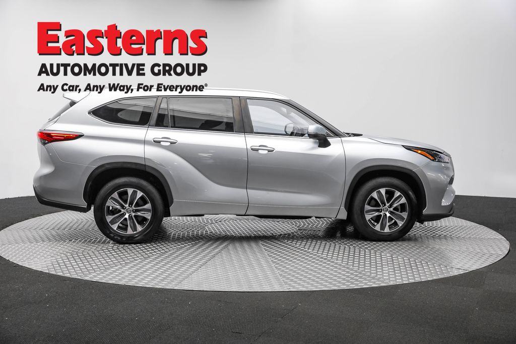 2023 Toyota Highlander XLE photo 2