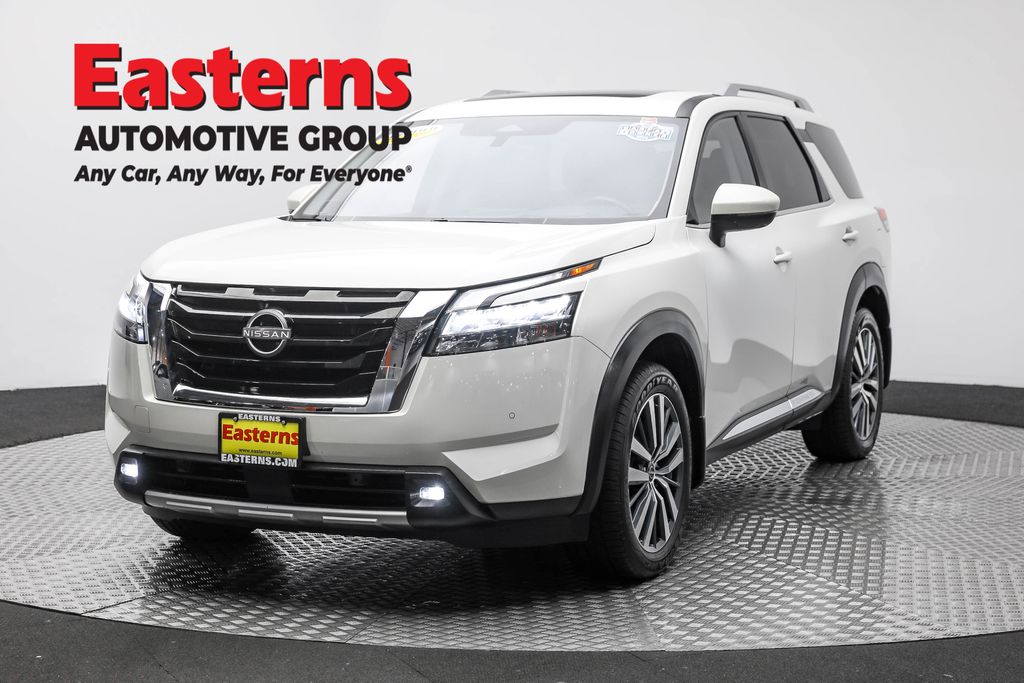 2022 Nissan Pathfinder Platinum's photo