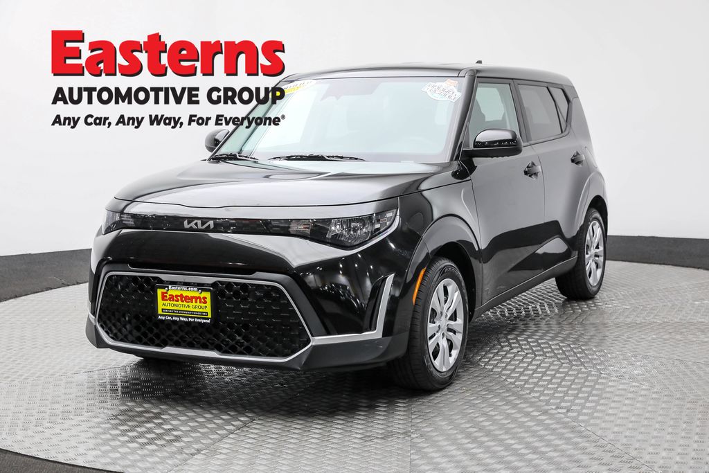 2023 Kia Soul LX's photo