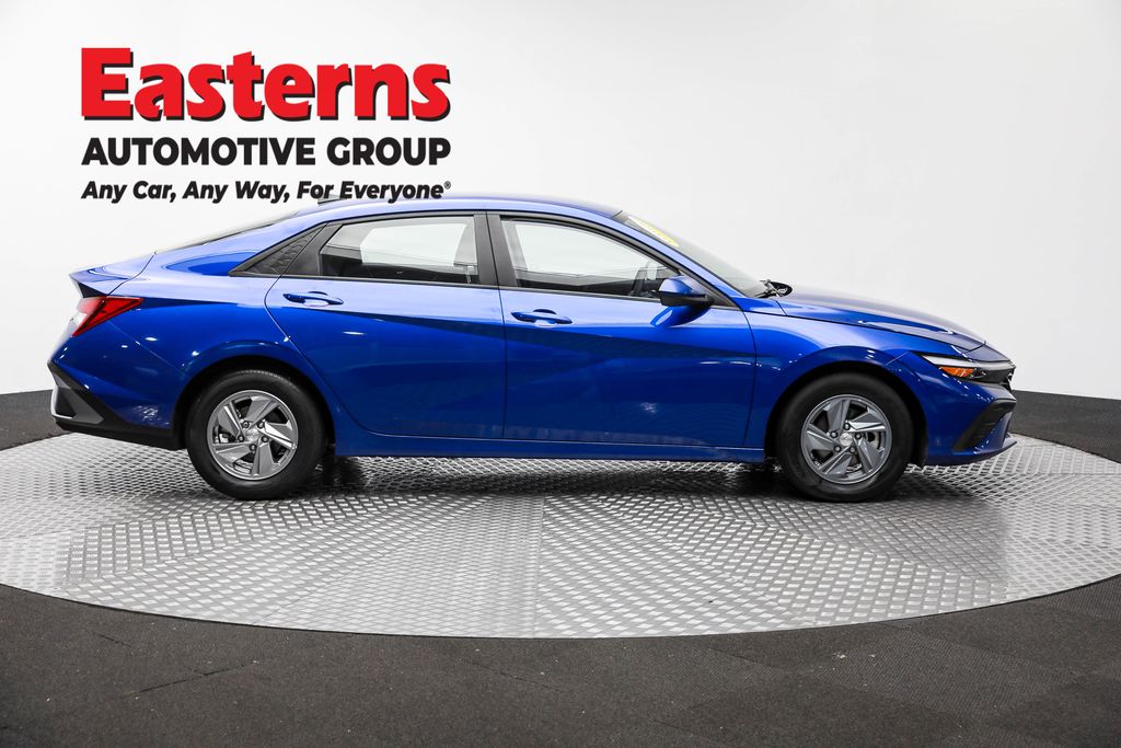2024 Hyundai Elantra SE photo 3