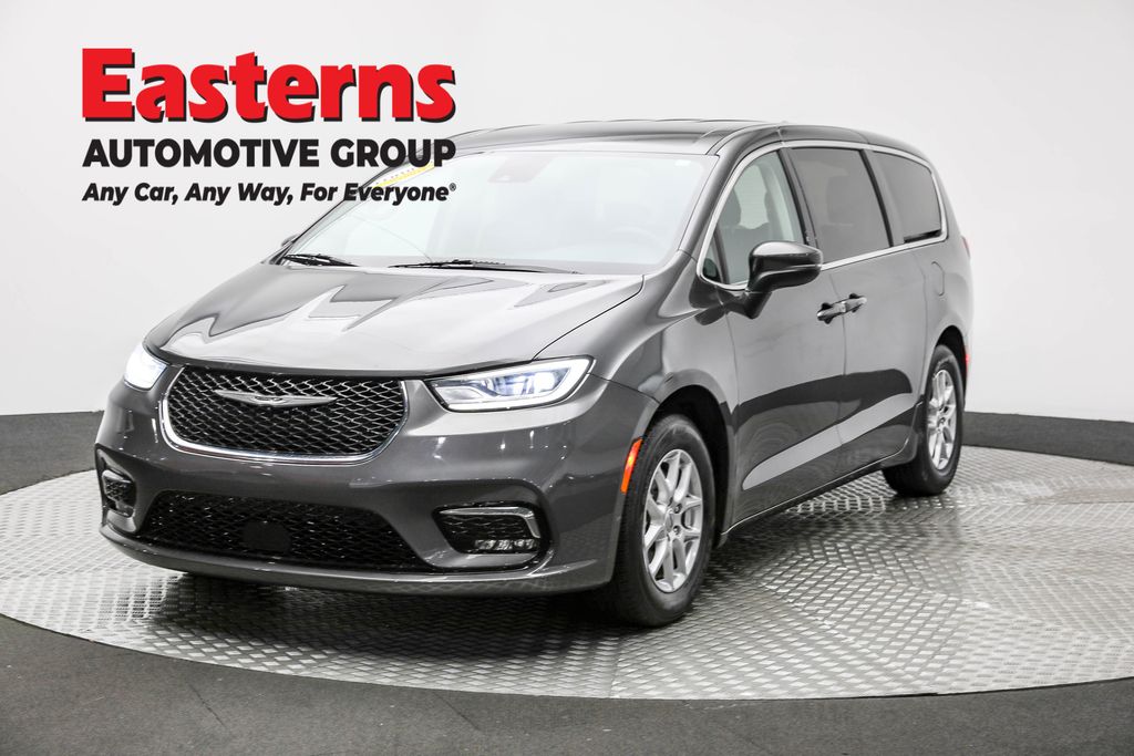 2023 Chrysler Pacifica Touring L's photo