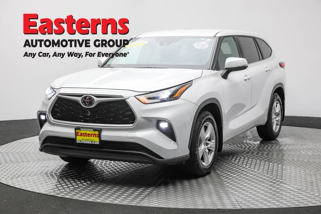 2023 Toyota Highlander LE's photo