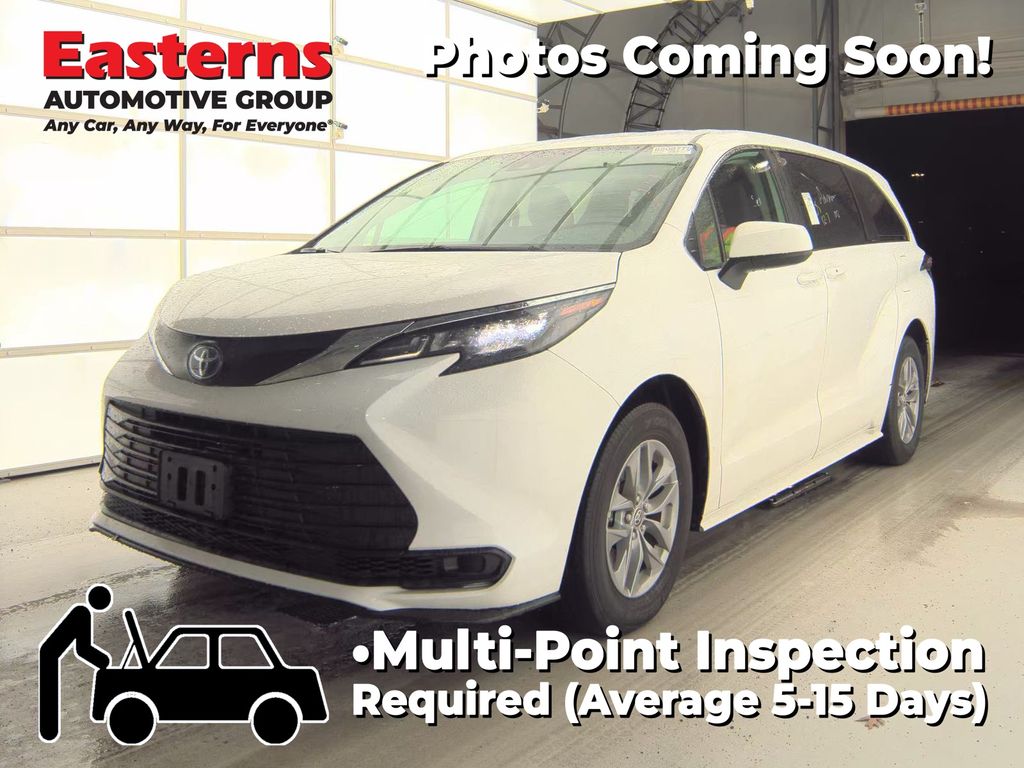 2024 Toyota Sienna LE's photo