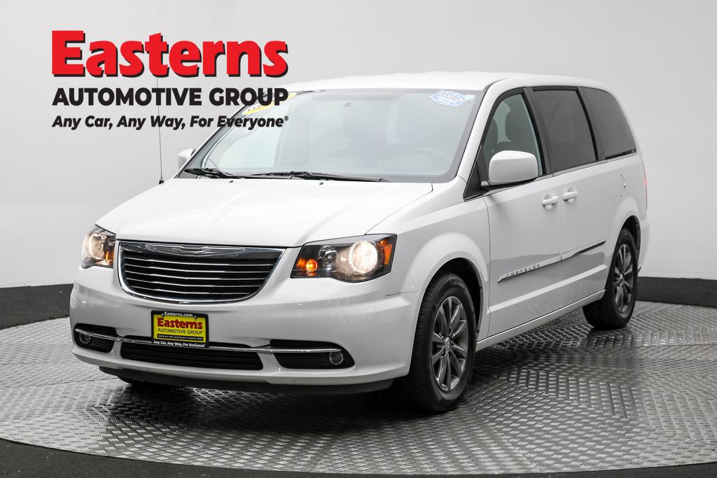 2016 Chrysler Town & Country S's photo