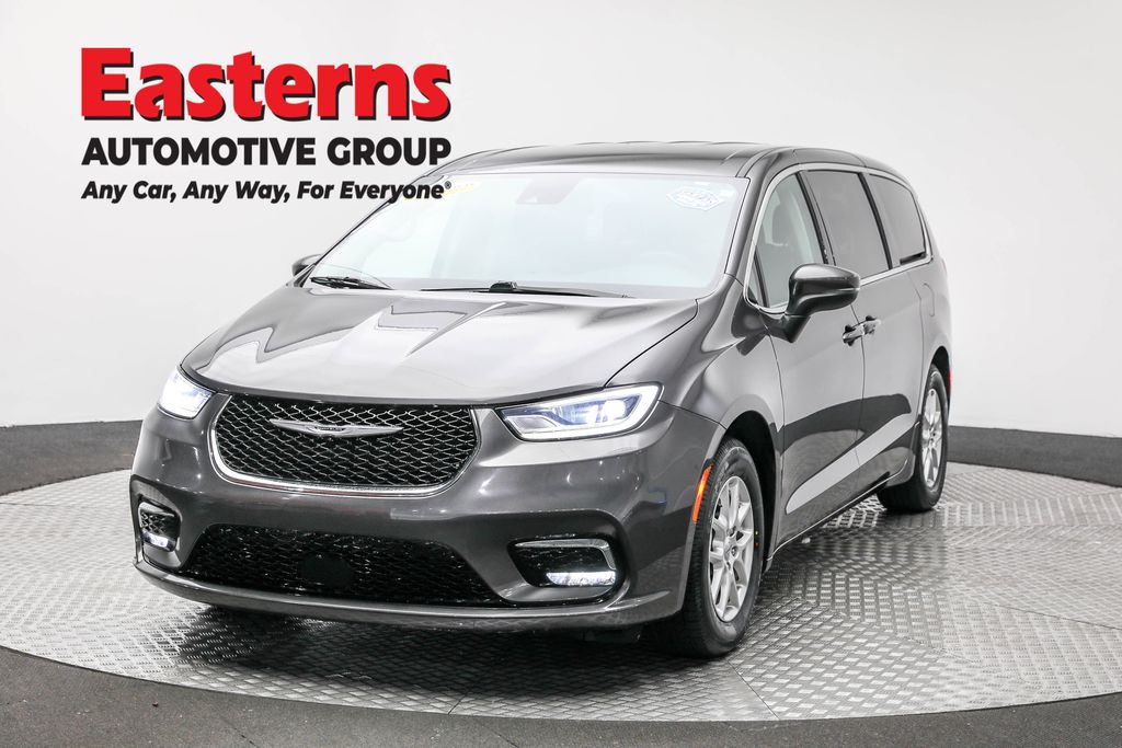 2023 Chrysler Pacifica Touring L's photo