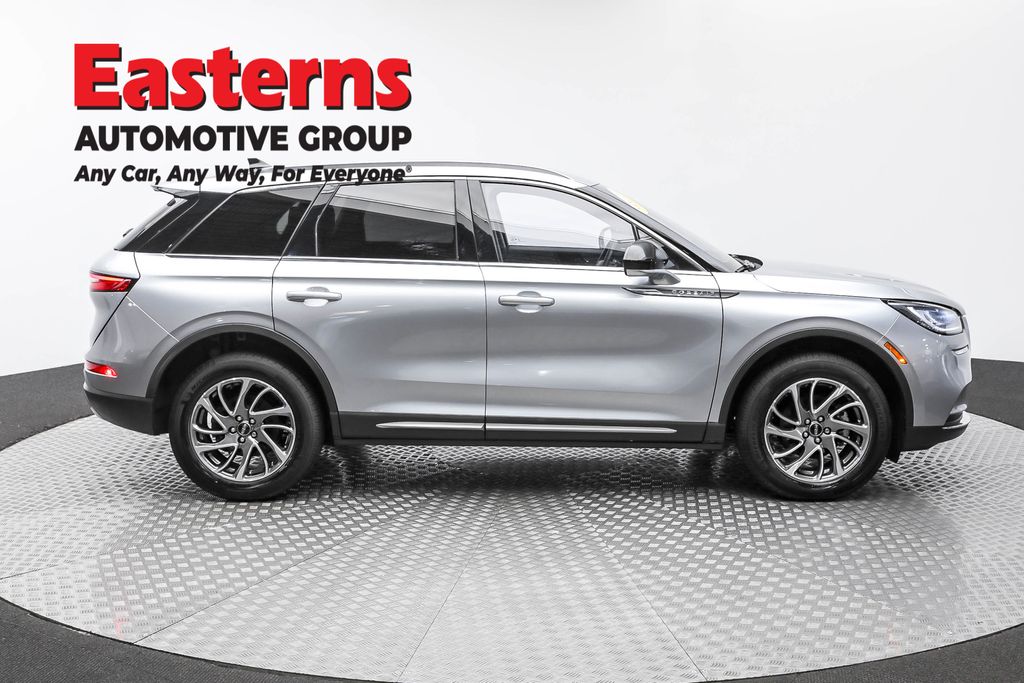 2022 Lincoln Corsair Standard photo 2