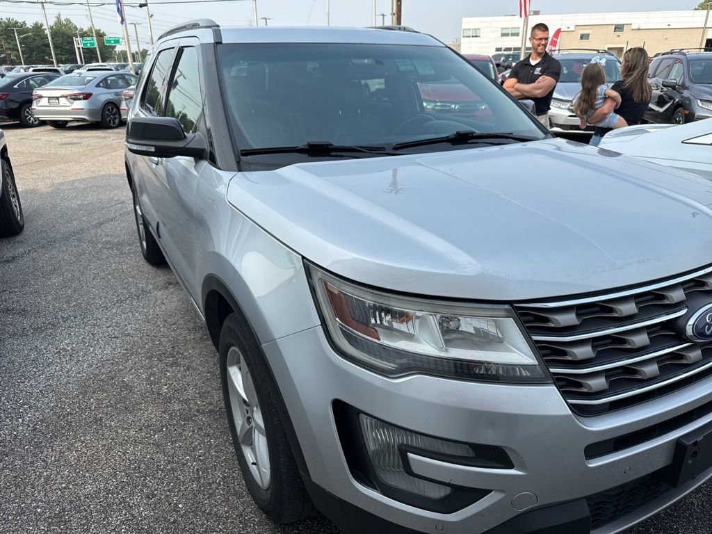 2017 Ford Explorer XLT Sport photo 2