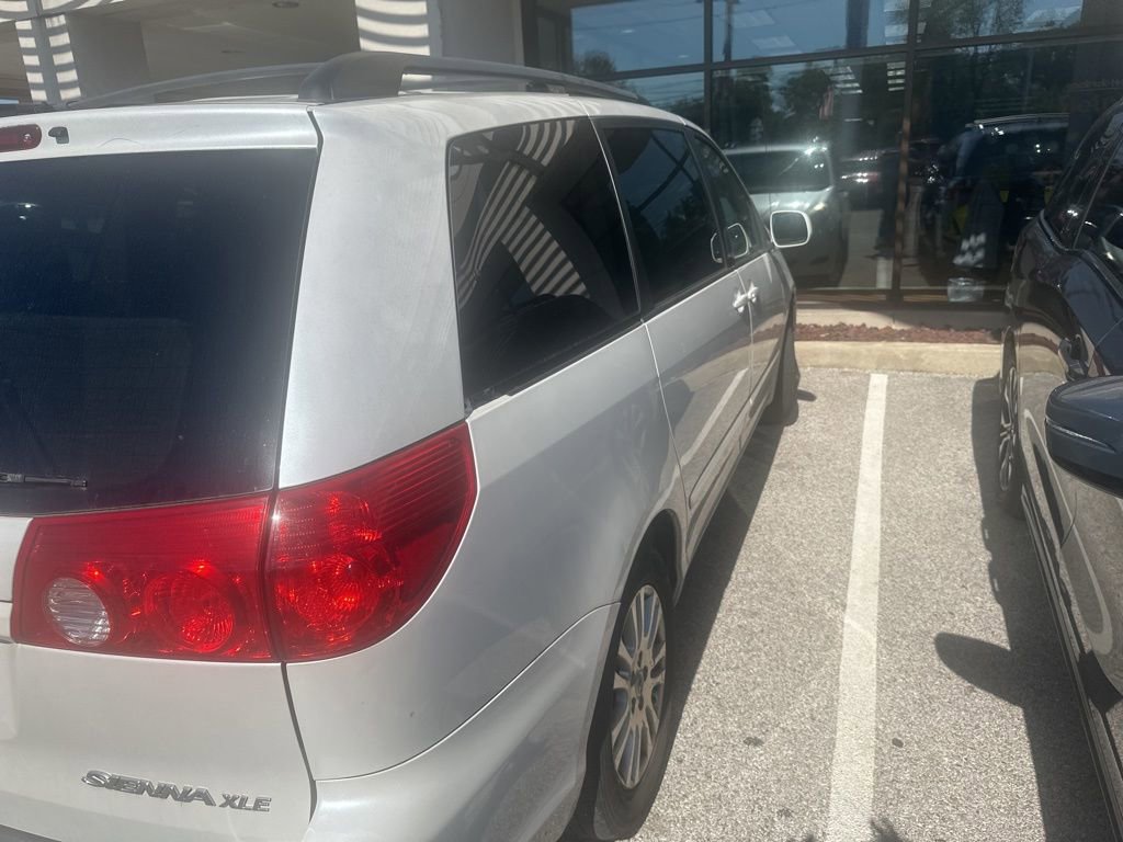 2008 Toyota Sienna XLE photo 2