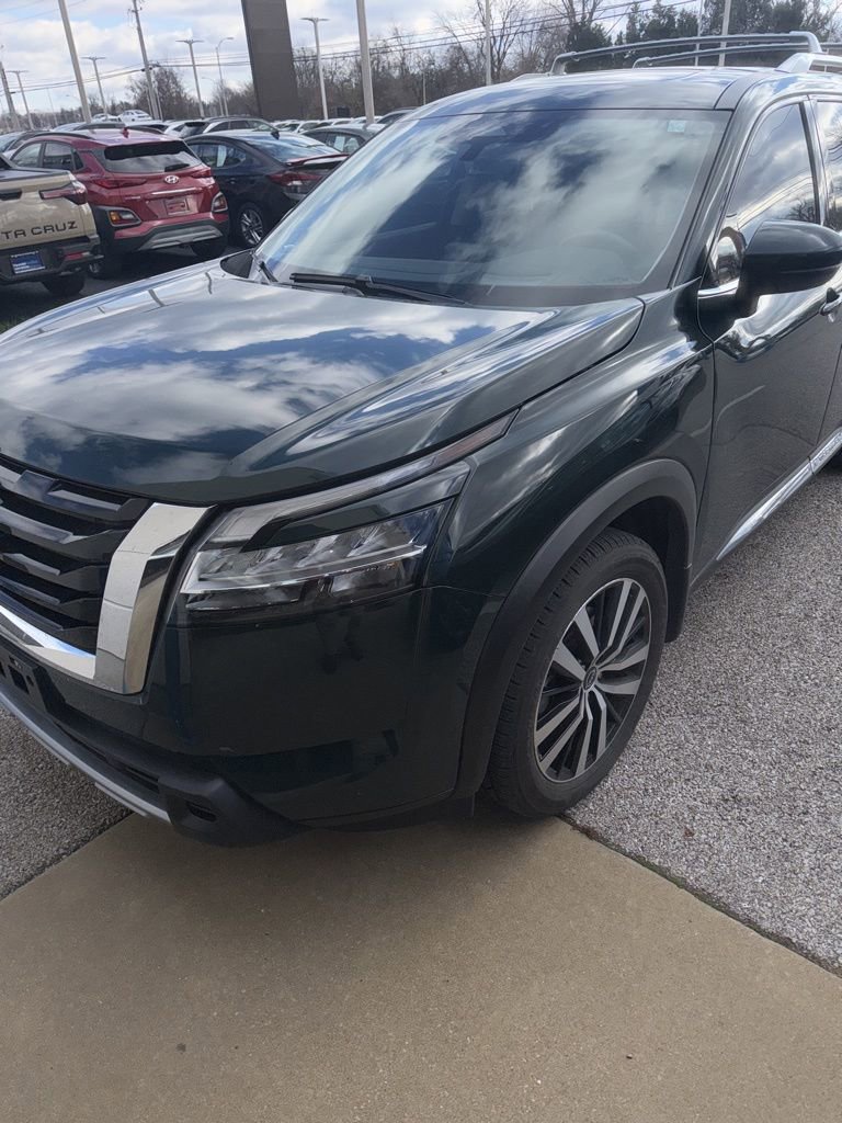 2024 Nissan Pathfinder Platinum photo 2