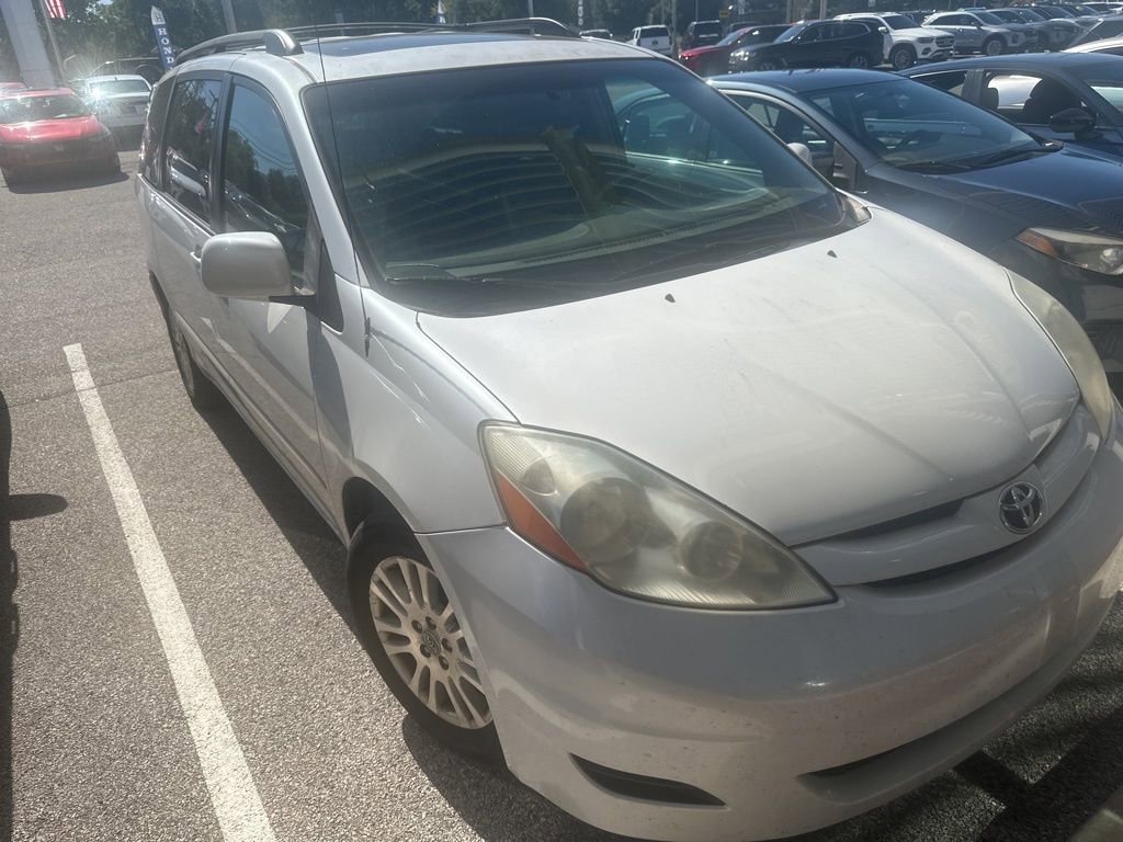 2008 Toyota Sienna XLE photo 2