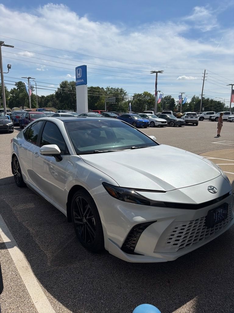 2025 Toyota Camry XSE Hybrid's photo