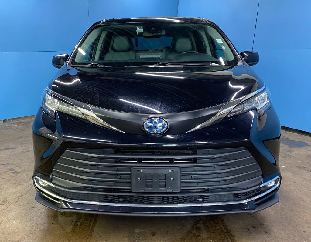 2023 Toyota Sienna XLE photo 3