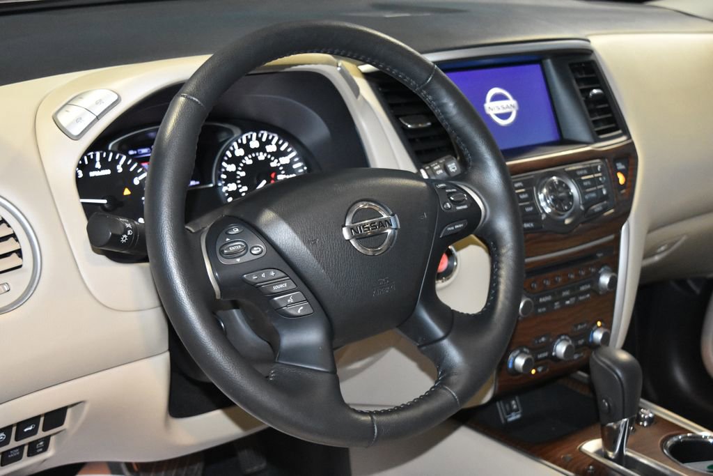 2020 Nissan Pathfinder Platinum photo 2
