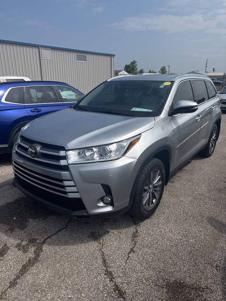 2019 Toyota Highlander XLE Sport photo 2