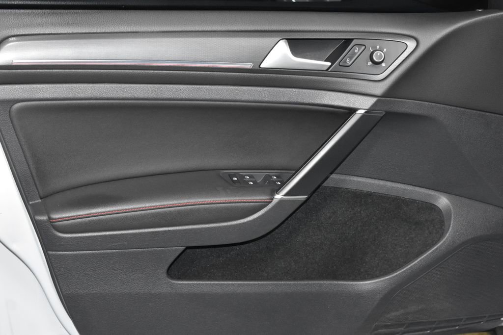 2019 Volkswagen Golf GTI SE photo 3
