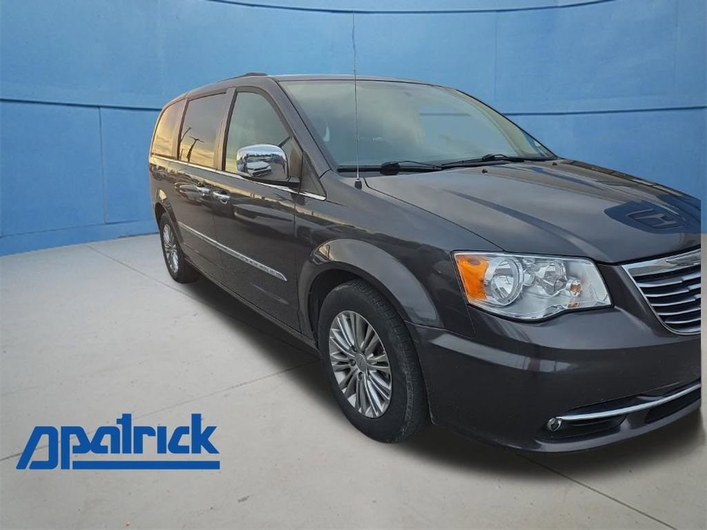 2015 Chrysler Town & Country Touring-L's photo