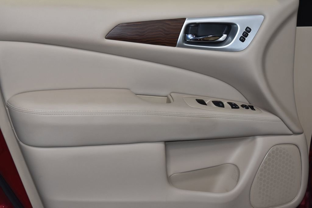 2020 Nissan Pathfinder Platinum photo 3