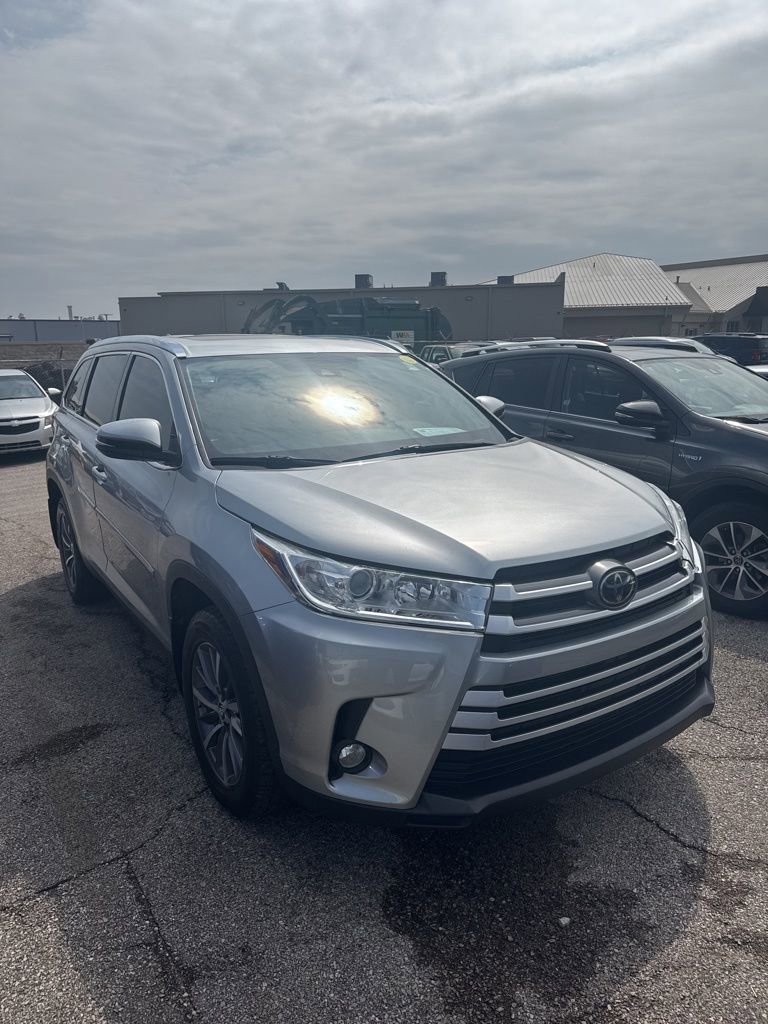 2019 Toyota Highlander XLE Sport photo 2