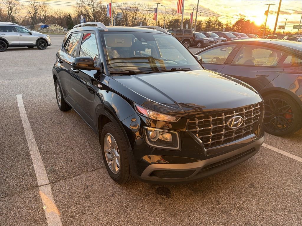 2020 Hyundai Venue SEL photo 2