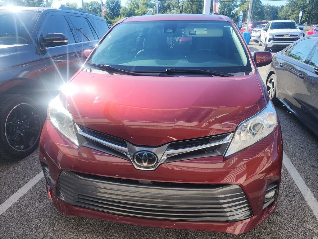2020 Toyota Sienna XLE photo 2