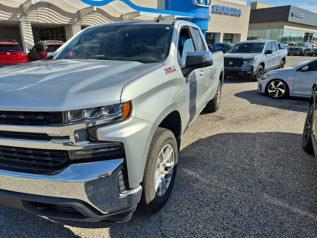 2019 Chevrolet Silverado 1500 LT photo 2