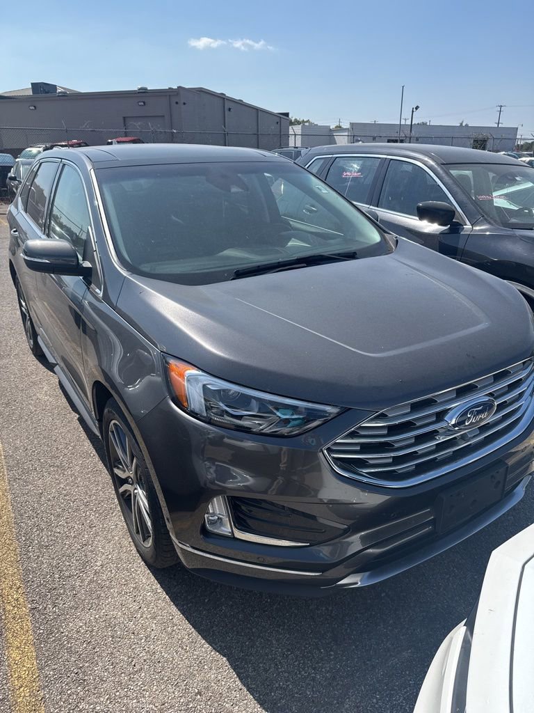 2019 Ford Edge Titanium photo 2