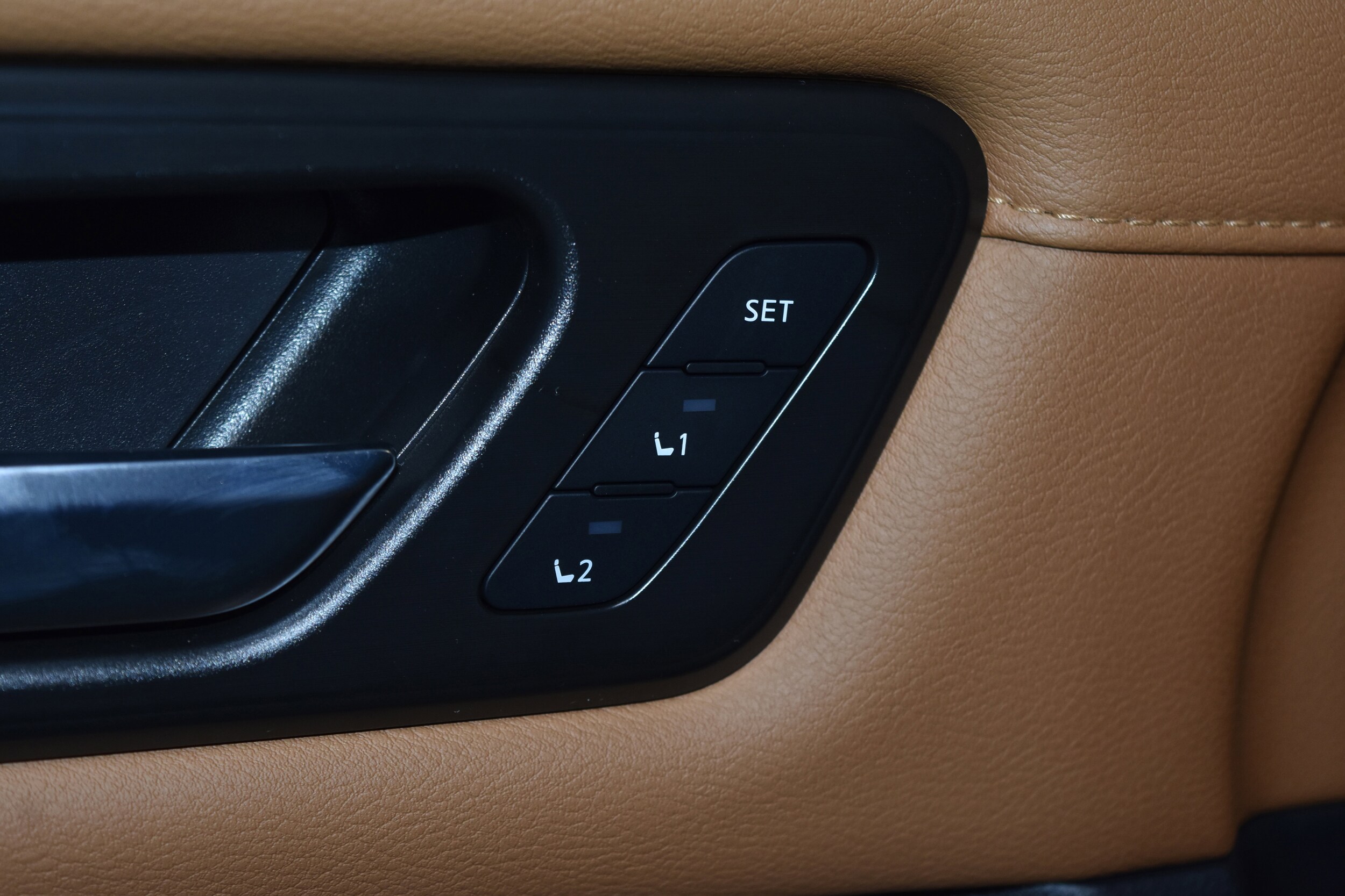 2025 Nissan Armada Platinum Reserve photo 2