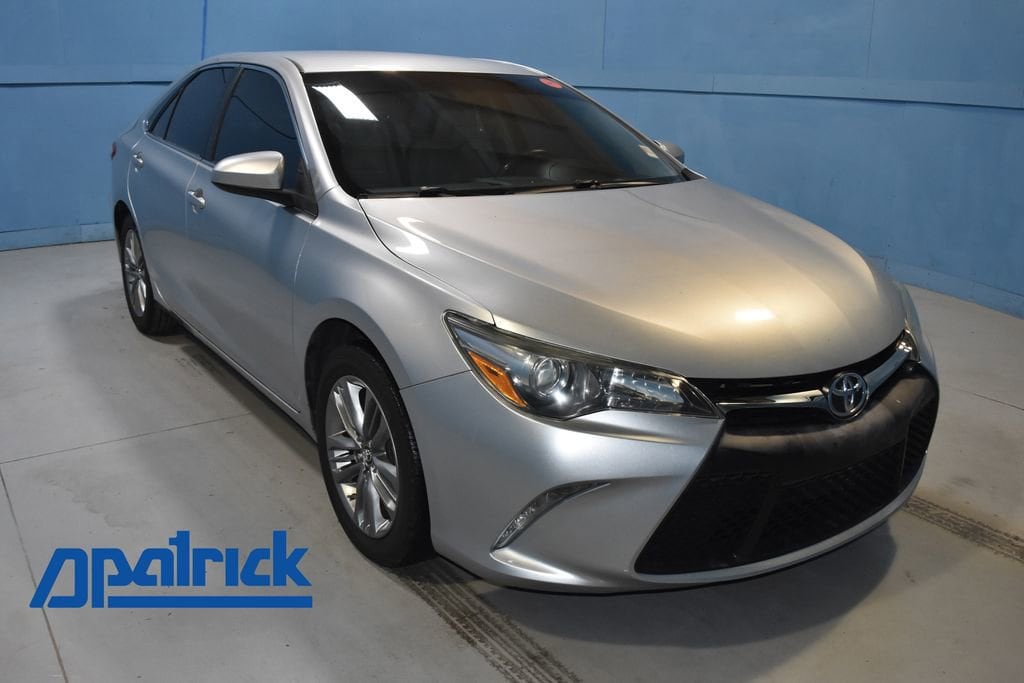 2017 Toyota Camry SE's photo