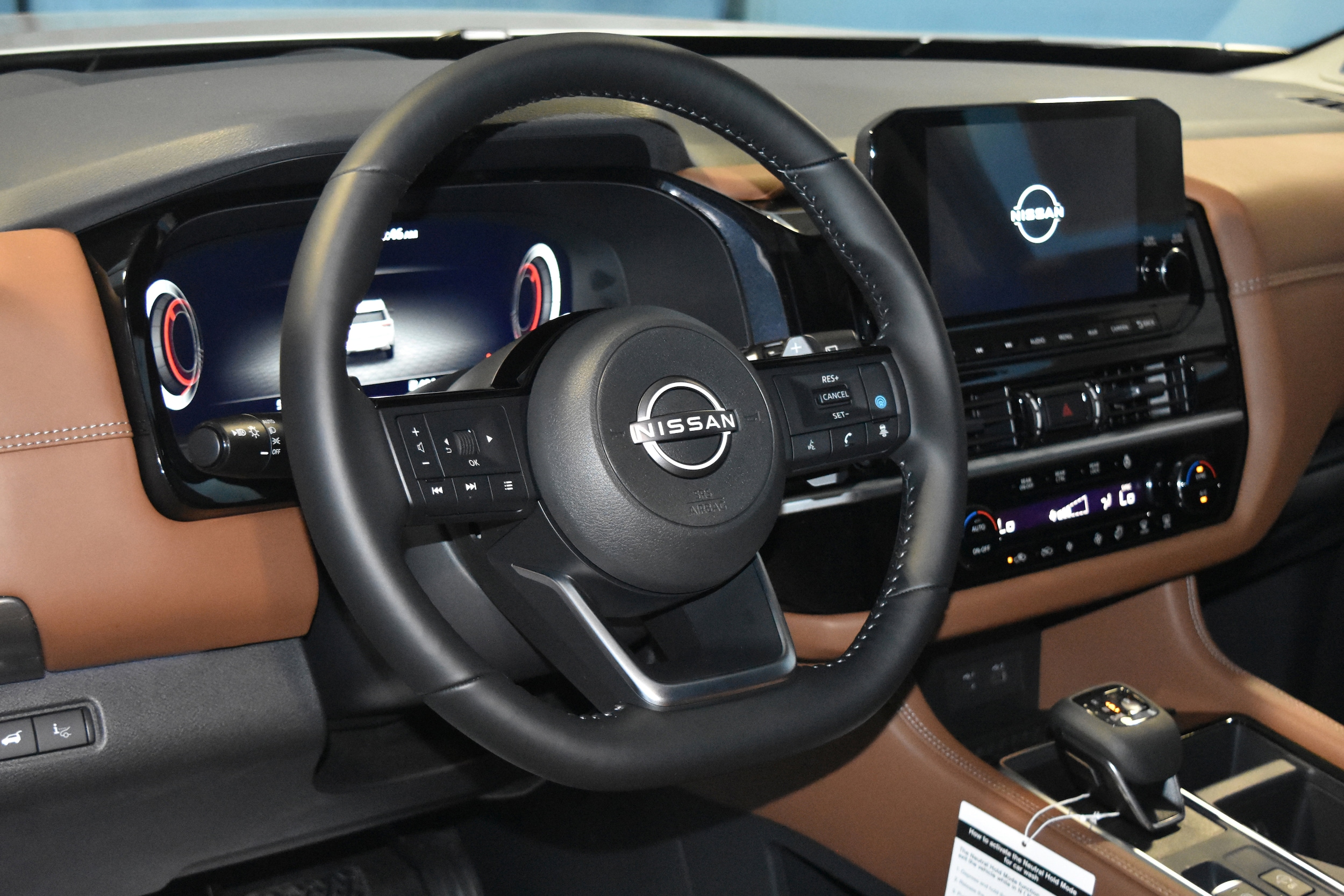 2025 Nissan Pathfinder Platinum photo 3