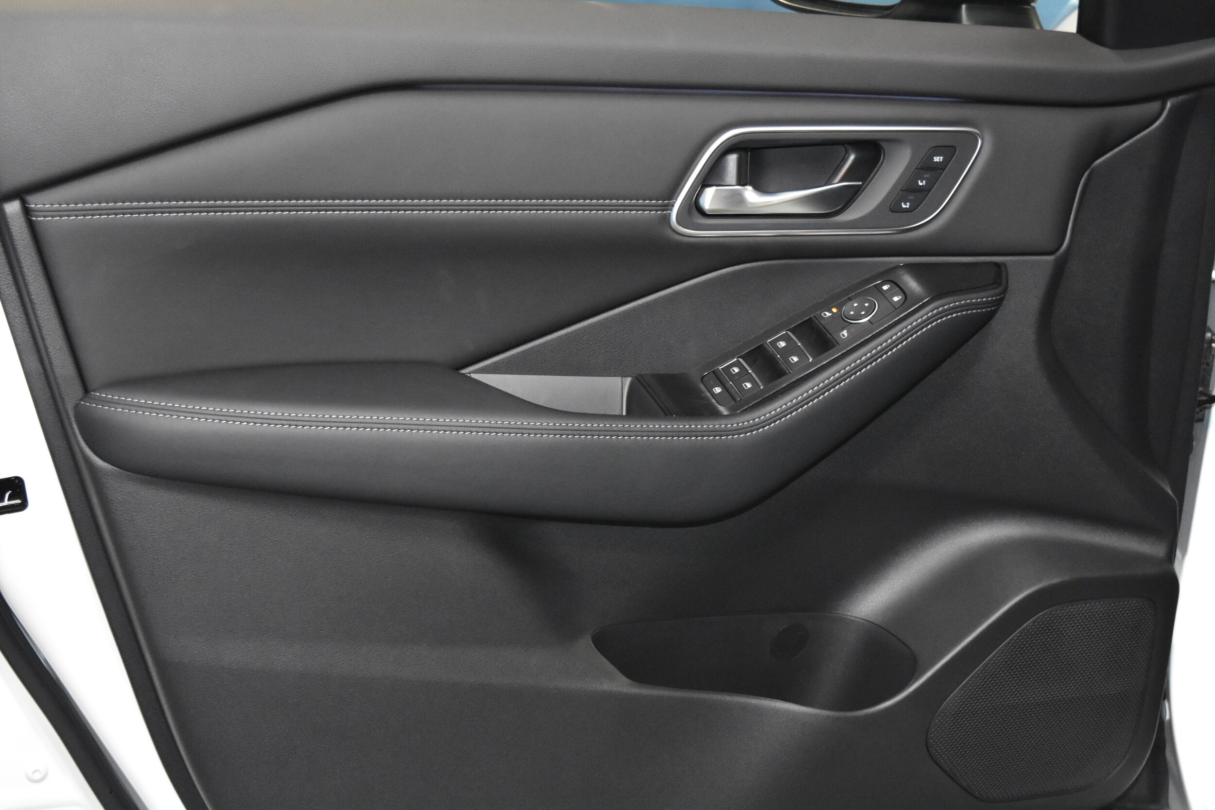 2026 Nissan Rogue Platinum photo 3