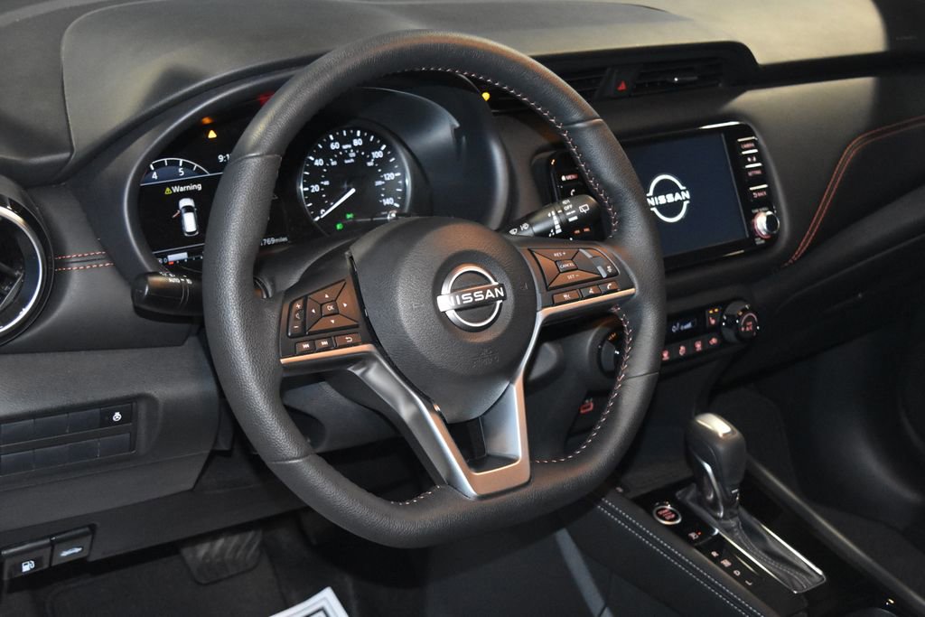 2023 Nissan Kicks SR photo 2