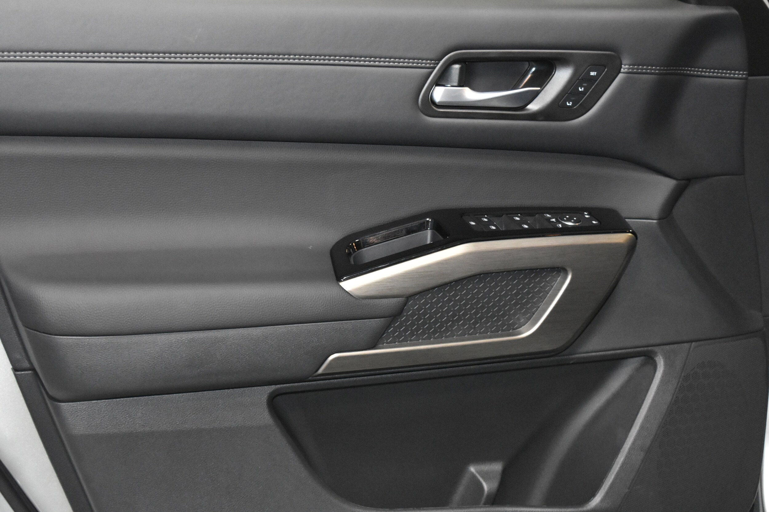 2025 Nissan Pathfinder Platinum photo 4