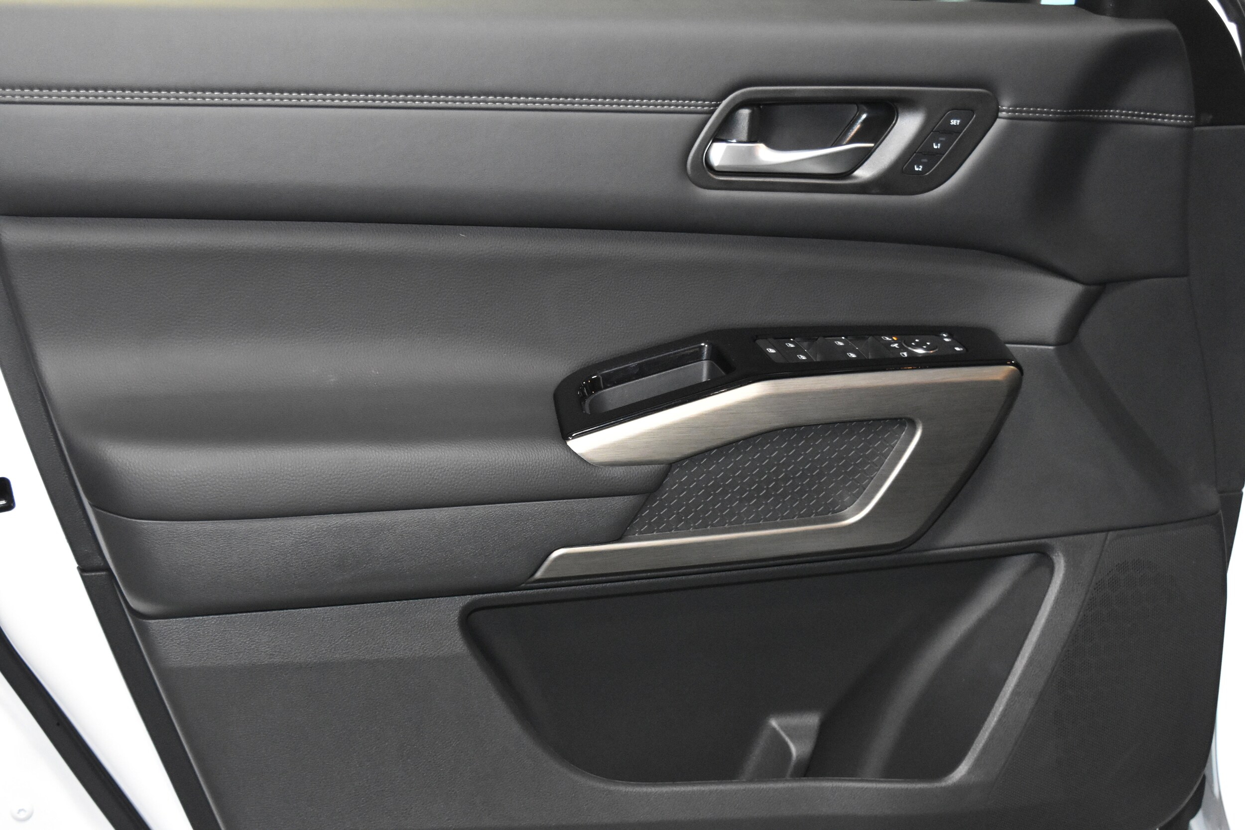 2025 Nissan Pathfinder Platinum photo 4