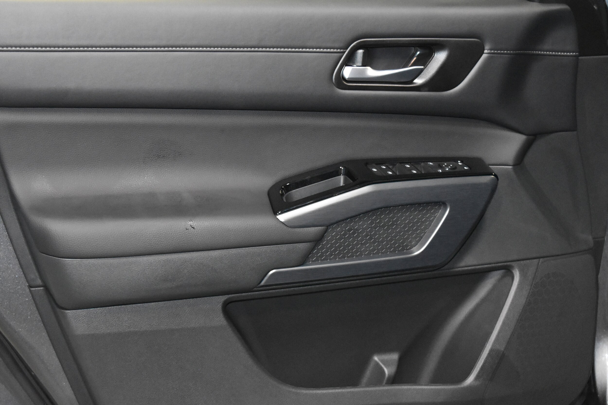 2025 Nissan Pathfinder SL photo 3
